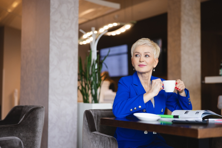 Psychologia sprzedaży | Studia podyplomowe w Bydgoszczy | Uniwersytet WSB Merito Bydgoszcz: Główna grafika: Bydgoszcz-studia podyplomowe-studentka podczas zajęć