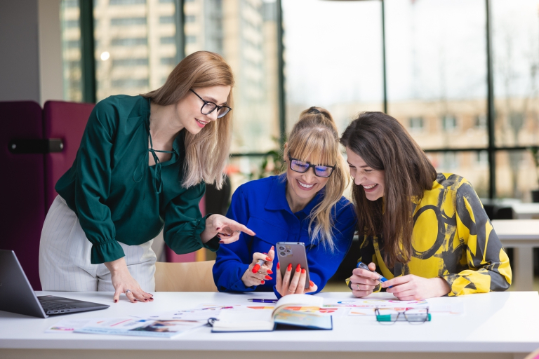 Doradca w procesie sukcesji | Studia podyplomowe w Bydgoszczy | Uniwersytet WSB Merito Bydgoszcz: Główna grafika: Bydgoszcz-studia podyplomowe-studentki podczas zajęć