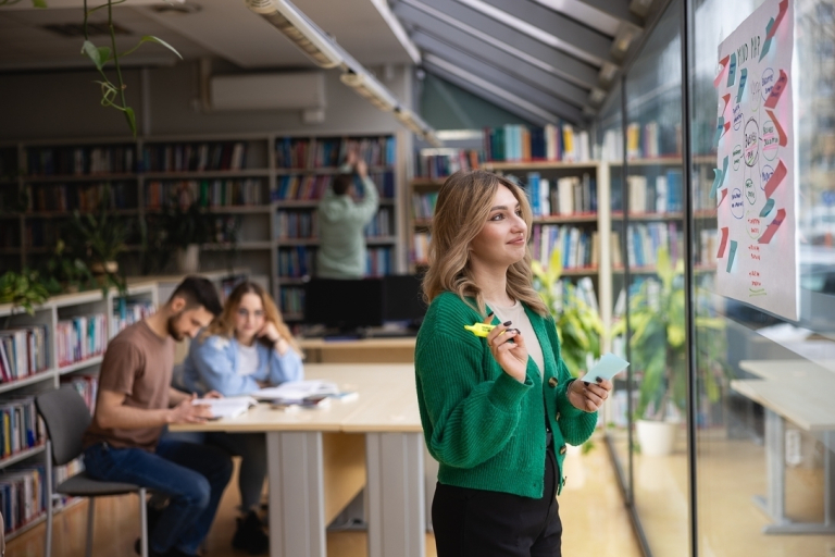 Projektowanie komunikacji produktowej | Studia I stopnia w Bydgoszczy | Uniwersytet WSB Merito Bydgoszcz: Grupa studentów w bibliotece