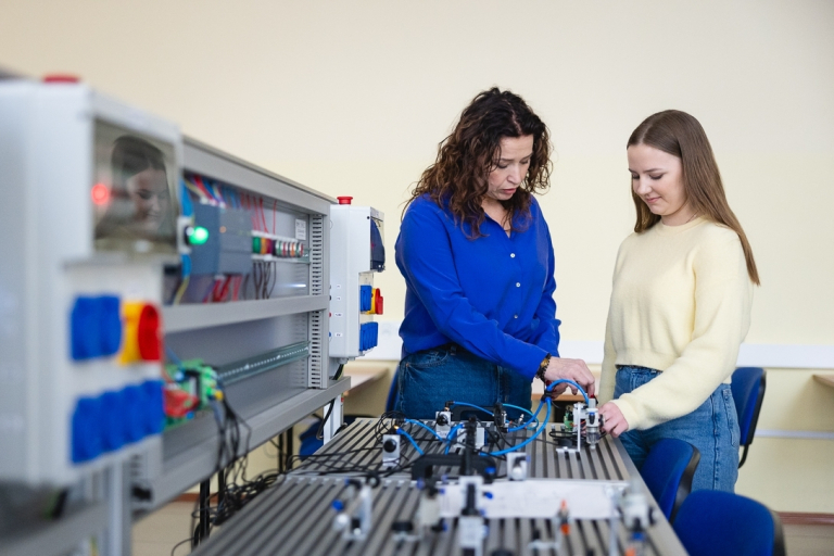 Inżynier zarządzania procesami produkcyjnymi | Studia I stopnia w Bydgoszczy | Uniwersytet WSB Merito Bydgoszcz: Główna grafika: Bydgoszcz-studia I stopnia-studenci podczas zajęć w pracowni