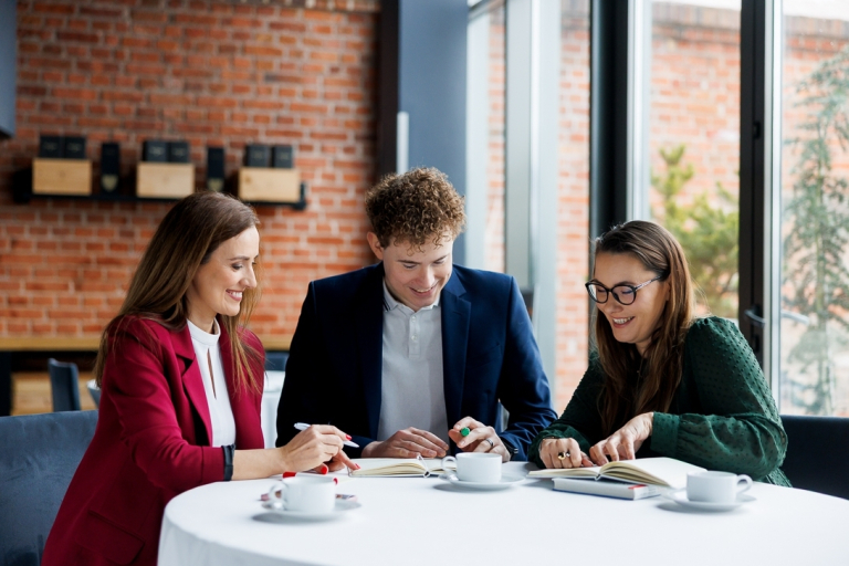 Sztuczna inteligencja  w biurze | Studia podyplomowe w Bydgoszczy | Uniwersytet WSB Merito Bydgoszcz: Główna grafika: Bydgoszcz-studia podyplomowe-studenci podczas zajęć