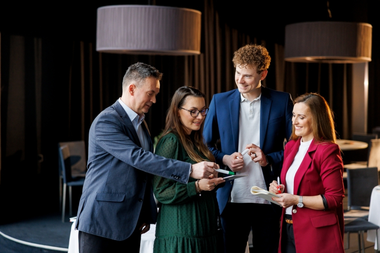 STEAM i sztuczna inteligencja w edukacji | Studia podyplomowe w Bydgoszczy | Uniwersytet WSB Merito Bydgoszcz: Główna grafika: Bydgoszcz-studia podyplomowe-studenci podczas zajęć