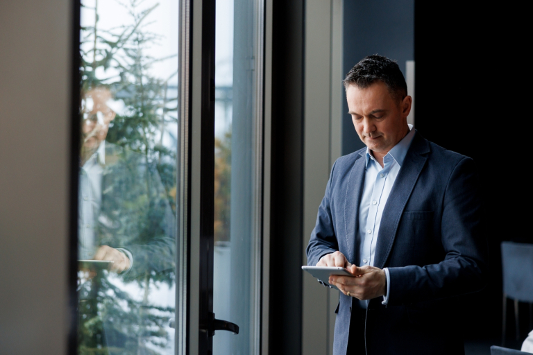 Big Data, inżynieria i analiza danych z wykorzystaniem języka Python | Studia podyplomowe w Bydgoszczy | Uniwersytet WSB Merito Bydgoszcz: osoba pracująca na tablecie