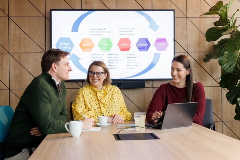 Budowa i utrzymanie aplikacji no-code | Studia podyplomowe w Bydgoszczy | Uniwersytet WSB Merito Bydgoszcz: Główna grafika: Bydgoszcz-studia podyplomowe-studenci podczas zajęć