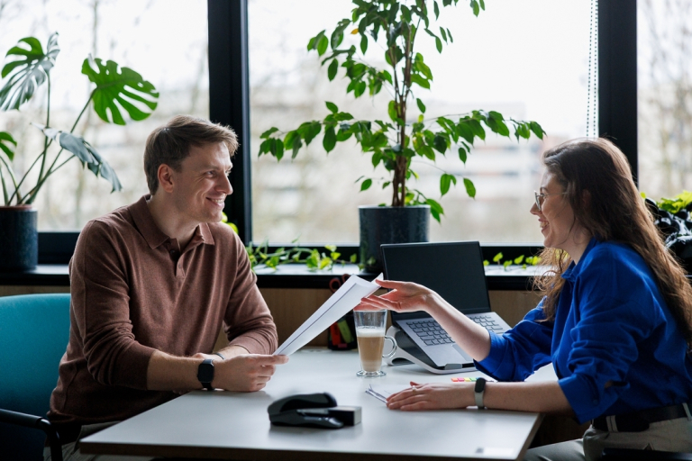Zarządzanie jakością i produkcją w branży produkcyjnej | Studia podyplomowe w Bydgoszczy | Uniwersytet WSB Merito Bydgoszcz: Główna grafika: Bydgoszcz-studia podyplomowe-studenci podczas zajęć