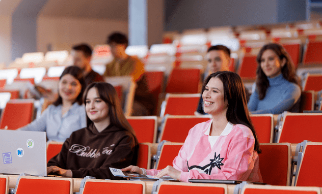 SPINAKER UWSB – Intensywne międzynarodowe programy kształcenia | Uniwersytet WSB Merito Bydgoszcz: studenci na auli