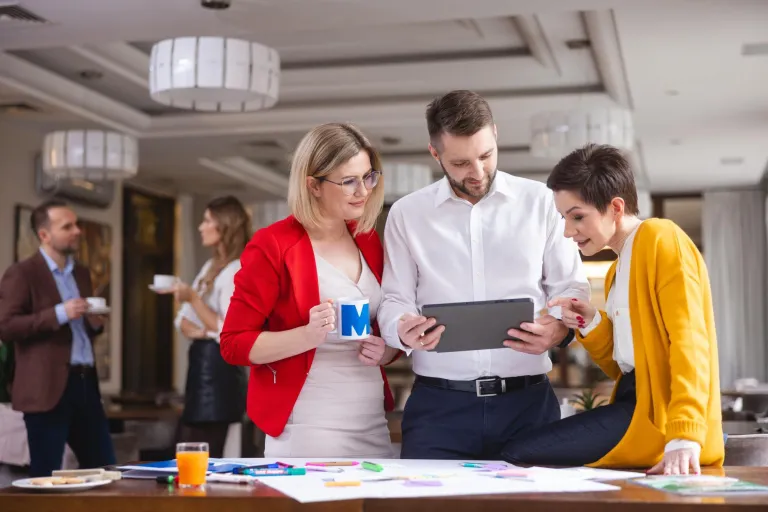 Kadry i płace | Studia II stopnia ze studiami podyplomowymi  | Uniwersytet WSB Merito Bydgoszcz: uczestnicy studiów podyplomowych pracują nad projektem - Uniwersytet WSB Merito Bydgoszcz