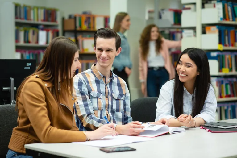 Bezpieczeństwo systemów informatycznych i cyberbezpieczeństwo | Studia I stopnia w Bydgoszczy | Uniwersytet WSB Merito Bydgoszcz: Głowna grafika: Bydgoszcz-studia jednolite magisterskie-grupa studentów w bibliotece 