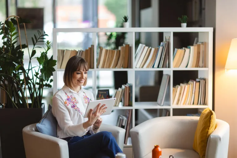 Transport, spedycja, magazynowanie | Uniwersytet WSB Merito Bydgoszcz: Główna grafika: Bydgoszcz-studia I stopnia- Studentka czytająca książkę