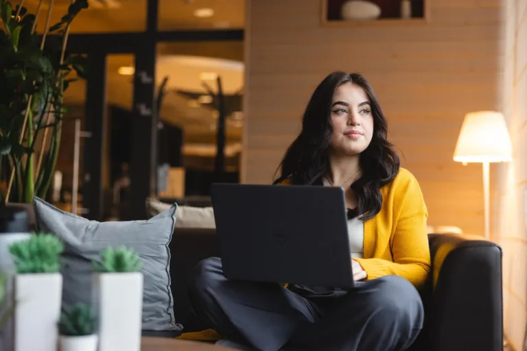 Nowe media | Studia I stopnia w Bydgoszczy | Uniwersytet WSB Merito Bydgoszcz: Główna grafika: Bydgoszcz-studia I stopnia-Studentka z laptopem 