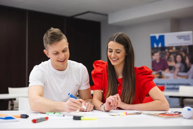 Psychologia menedżera | Uniwersytet WSB Merito Bydgoszcz: Główna grafika: Bydgoszcz-studia I stopnia-studenci podczas tworzenia projektu 