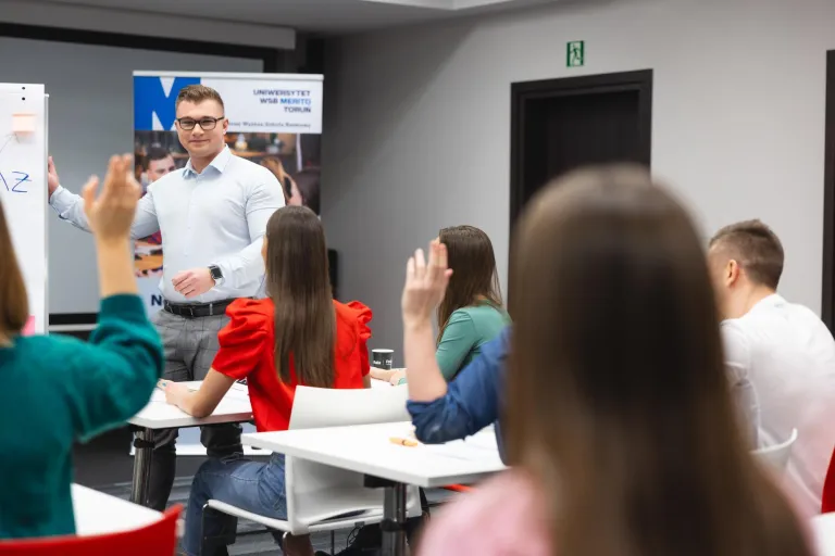Logistyka 5.0 | Studia II stopnia ze studiami podyplomowymi  | Uniwersytet WSB Merito Bydgoszcz: Główna grafika: Bydgoszcz-studia I stopnia-grupa studentów podczas zajęć na UWSB Merito w Bydgoszczy