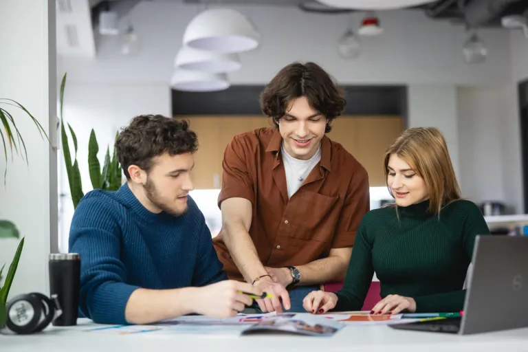 Wykorzystanie narzędzi AI | Studia I stopnia w Bydgoszczy | Uniwersytet WSB Merito Bydgoszcz: Główna grafika: Bydgoszcz-studia I stopnia-studenci podczas zajęć