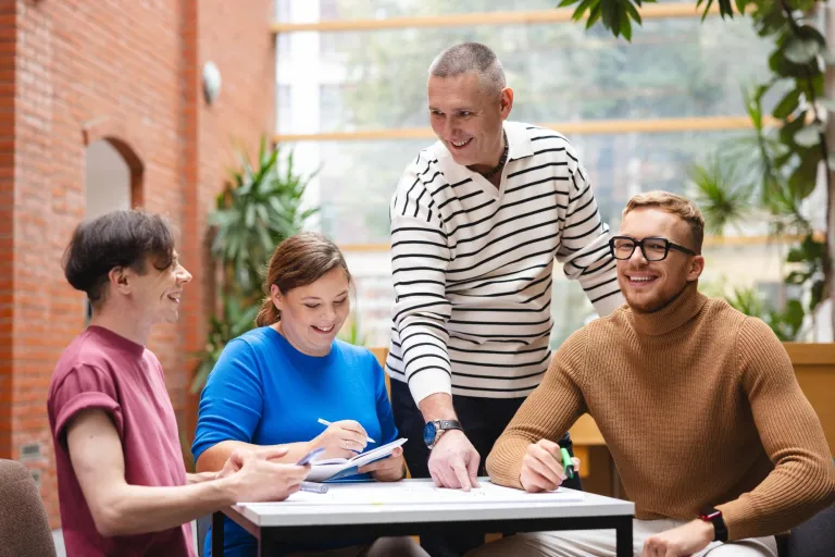 Management | Studia I stopnia w Bydgoszczy | Uniwersytet WSB Merito Bydgoszcz: Główna grafika: Bydgoszcz-studia I stopnia-grupa studentów podczas zajęć