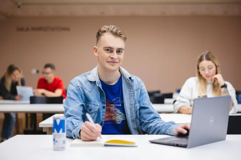 Logistyka i spedycja międzynarodowa | Uniwersytet WSB Merito Bydgoszcz: Główna grafika: Bydgoszcz-studia II stopnia-student podczas zajęć