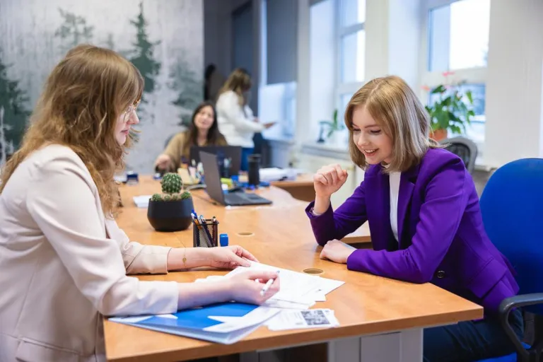 Strategie i techniki sprzedaży | Studia I stopnia w Bydgoszczy | Uniwersytet WSB Merito Bydgoszcz: Główna grafika: Bydgoszcz-studia I stopnia-Studentka w biurze karier 