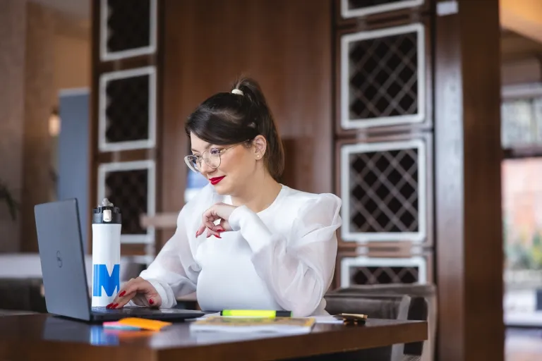 Psychologia dzieci i młodzieży | Studia jednolite magisterskie w Bydgoszczy | Uniwersytet WSB Merito Bydgoszcz: Główna grafika: Toruń - studia podyplomowe - Uczestniczka studiów podyplomowych podczas zajęć