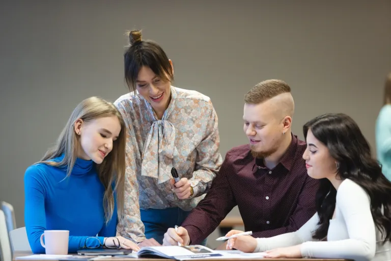 Ochrona ludności i obrona cywilna | Studia I stopnia w Bydgoszczy | Uniwersytet WSB Merito Bydgoszcz: 4 studentów WSB Merito w Bydgoszczy siedzi przy stole i pracuje nad projektem