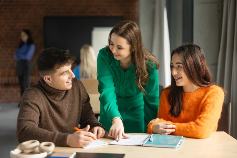 Drony i systemy bezzałogowe w zarządzaniu bezpieczeństwem | Studia I stopnia w Bydgoszczy | Uniwersytet WSB Merito Bydgoszcz: Grupa studentów pracująca nad projektem