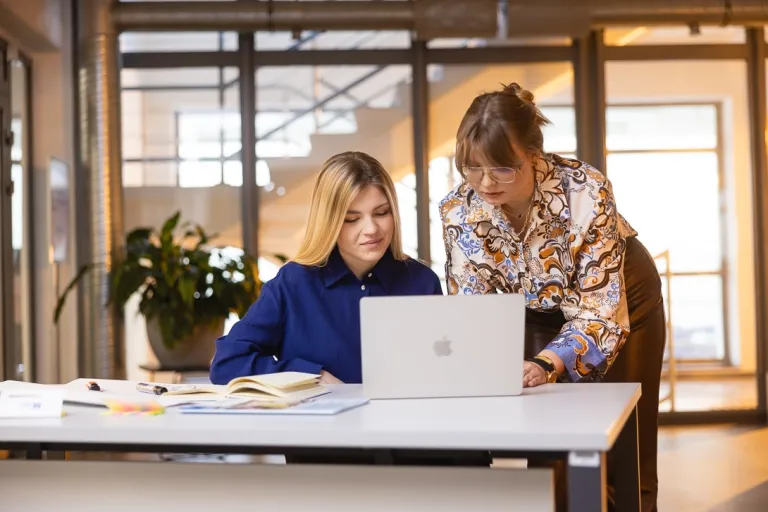 Drony i systemy bezzałogowe w zarządzaniu bezpieczeństwem | Studia I stopnia w Bydgoszczy | Uniwersytet WSB Merito Bydgoszcz: Studentki pracujące razem