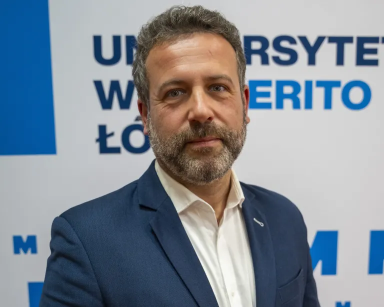 Samotność w czasie Świąt. Jak zadbać o siebie i relacje? [PODCAST] | Aktualności | Uniwersytet WSB Merito Bydgoszcz: dr Łukasz Prysiński