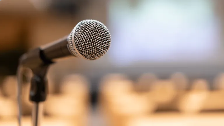 Tekst piosenki jako głos sprzeciwu – dr Piotr Sieńko [WIDEOPODCAST] | Aktualności | Uniwersytet WSB Merito Bydgoszcz: mikrofon