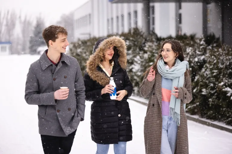 „Życie kruche jak lód” – spotkanie dla uczniów szkół średnich | 26.01.2026 | Aktualności | Uniwersytet WSB Merito Bydgoszcz: trójka studentów rozmawia zimą na śniegu