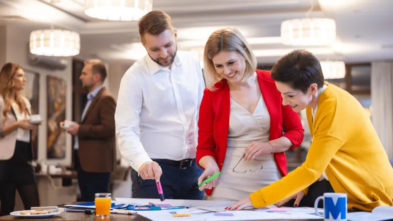 LEANconnect #4 już 17 marca na UWSB Merito Bydgoszcz! | Aktualności | Uniwersytet WSB Merito Bydgoszcz: studenci omawiający projekt