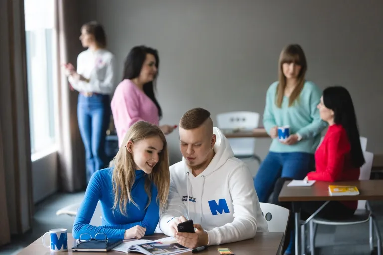Weź udział w sesji nagraniowej TikToków na Uniwersytecie WSB Merito Bydgoszcz! | Aktualności | Uniwersytet WSB Merito Bydgoszcz: studenci podczas przerwy na zajęciach