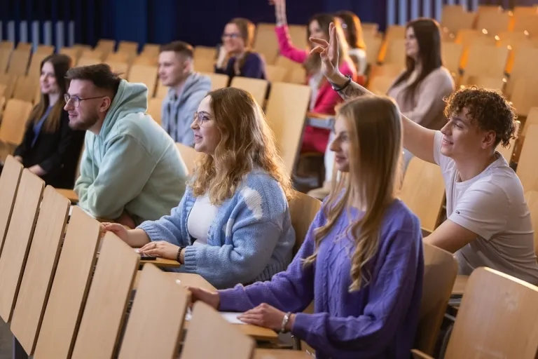 Kosmetologia | Studia I stopnia w Bydgoszczy | Uniwersytet WSB Merito Bydgoszcz: Grupa studentów na wykładach