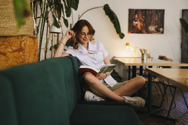 Media i komunikacja w biznesie | Uniwersytet WSB Merito Bydgoszcz: Studentka z książką