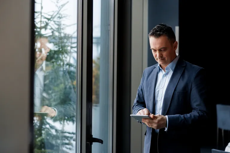 BRAVE AI COMMUNITY BYDGOSZCZ #2 już 19 marca | Aktualności | Uniwersytet WSB Merito Bydgoszcz: osoba pracująca na tablecie