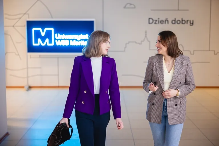 Informacja o dniach wolnych | Aktualności | Uniwersytet WSB Merito Bydgoszcz: dwie studentki na holu Uniwersytetu