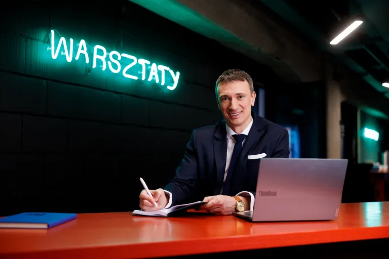 AI w dokumentacji projektowej - warsztat PMI na Uniwersytecie WSB Merito Bydgoszcz | Aktualności | Uniwersytet WSB Merito Bydgoszcz: osoba siedząca przy komputerze w tle napis warsztaty