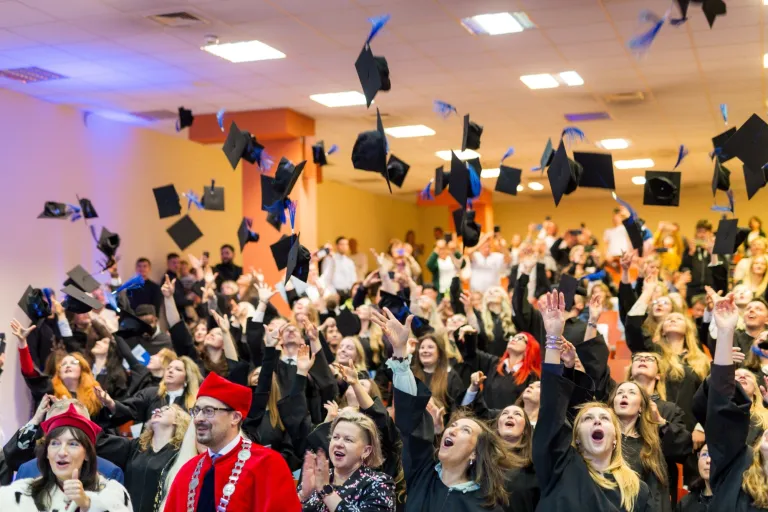 Uroczyste wręczenie dyplomów – 17 października 2026 | Aktualności | Uniwersytet WSB Merito Bydgoszcz: birety wyrzucone w górę po wręczeniu dyplomów