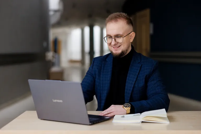 BRAVE AI Community 5 listopada na Uniwersytecie WSB Merito Bydgoszcz | Aktualności | Uniwersytet WSB Merito Bydgoszcz: student pracujący przy laptopie