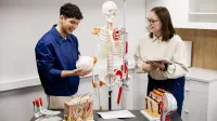 Dietetyka sportowa | Studia I stopnia w Chorzowie | Uniwersytet WSB Merito Chorzów: studenci uczący się na modelu anatomicznym