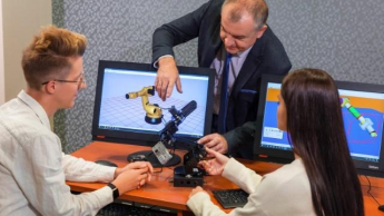 Logistyka | Uniwersytet WSB Merito Chorzów: sprzęt w sali wykładowej na kierunku logistyka