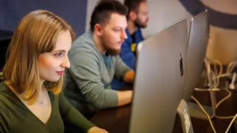 Programowanie | Studia I stopnia w Chorzowie | Uniwersytet WSB Merito Chorzów: student siedzący przy komputerze