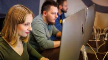 Grafika komputerowa w multimediach | Uniwersytet WSB Merito Chorzów: student siedzący przy komputerze