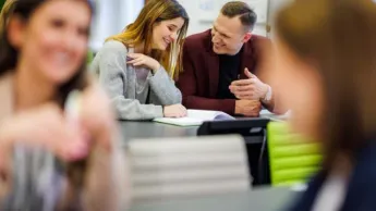 Rachunkowość i finanse przedsiębiorstw | Studia I stopnia w Chorzowie | Uniwersytet WSB Merito Chorzów: studenci w sali 