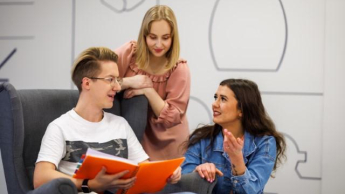 Psychologia | Studia jednolite magisterskie w Chorzowie | Uniwersytet WSB Merito Chorzów: studenci rozmawiający w strefie