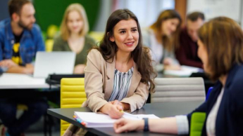 Negocjacje, arbitraż i mediacje | Studia I stopnia w Chorzowie | Uniwersytet WSB Merito Chorzów: student na sali 