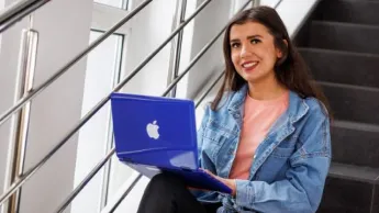 Programowanie | Studia I stopnia w Chorzowie | Uniwersytet WSB Merito Chorzów: studentka z laptopem 