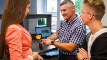 Logistyka | Uniwersytet WSB Merito Chorzów: wykładowca pokazuję sprzęt w sali 