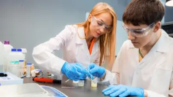 Zielona logistyka | Studia I stopnia w Chorzowie | Uniwersytet WSB Merito Chorzów: wykładowca pokazuję doświadczenie chemiczne
