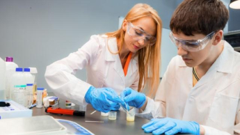 Zielona logistyka | Studia I stopnia w Chorzowie | Uniwersytet WSB Merito Chorzów: wykładowca pokazuję doświadczenie chemiczne