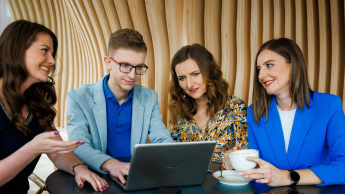 Praktyczny marketing internetowy | Studia podyplomowe w Chorzowie | Uniwersytet WSB Merito Chorzów: studenci omawiający zadanie