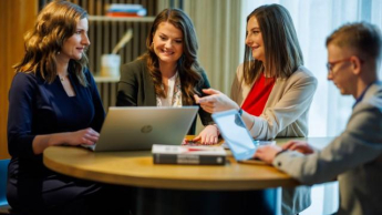 Edukacja i rehabilitacja osób z niepełnosprawnością intelektualną – dla pedagogów specjalnych | Uniwersytet WSB Merito Chorzów: studenci omawiający zadanie