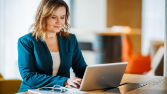 Zarządzanie projektem SAP Activate oraz wdrażanie SAP S/4HANA w praktyce | Studia podyplomowe w Chorzowie | Uniwersytet WSB Merito Chorzów: studentka z laptopem 